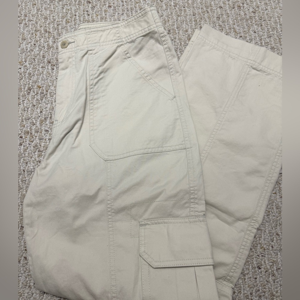 Abercrombie & Fitch Women's Relaxed Cargo Pant Cream- never worn